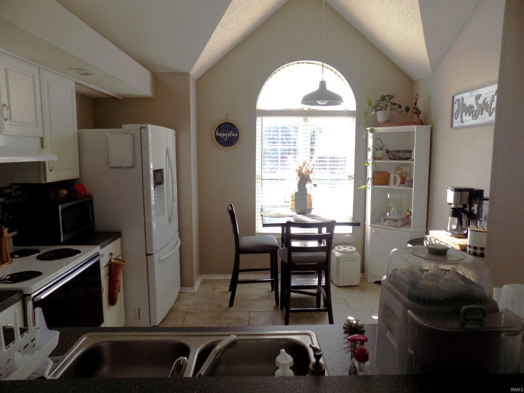 Photo of 1750 Greencastle Drive, Evansville, IN 47715 (MLS # 202638036)