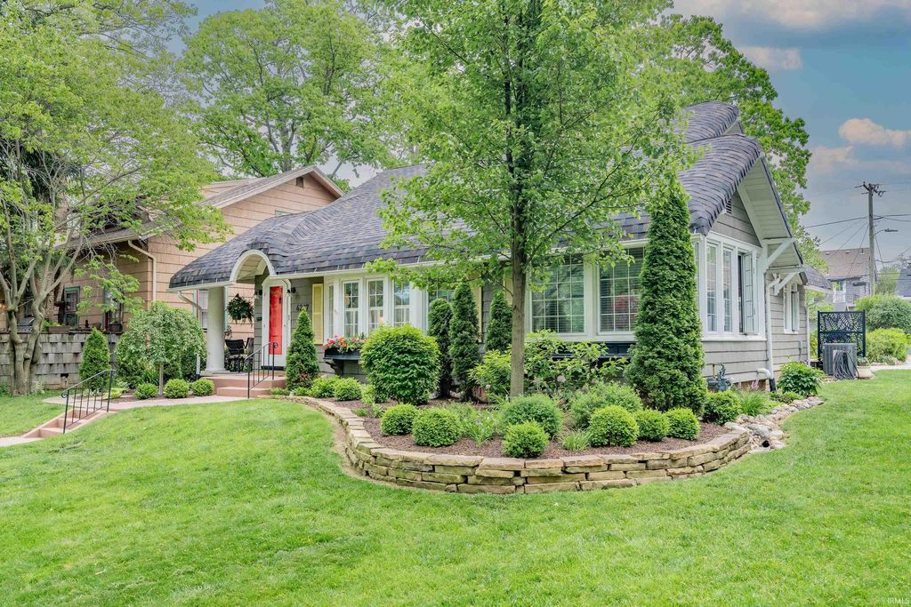 Photo of 4207 Indiana Avenue, Fort Wayne, IN 46807 (MLS # 202619149)