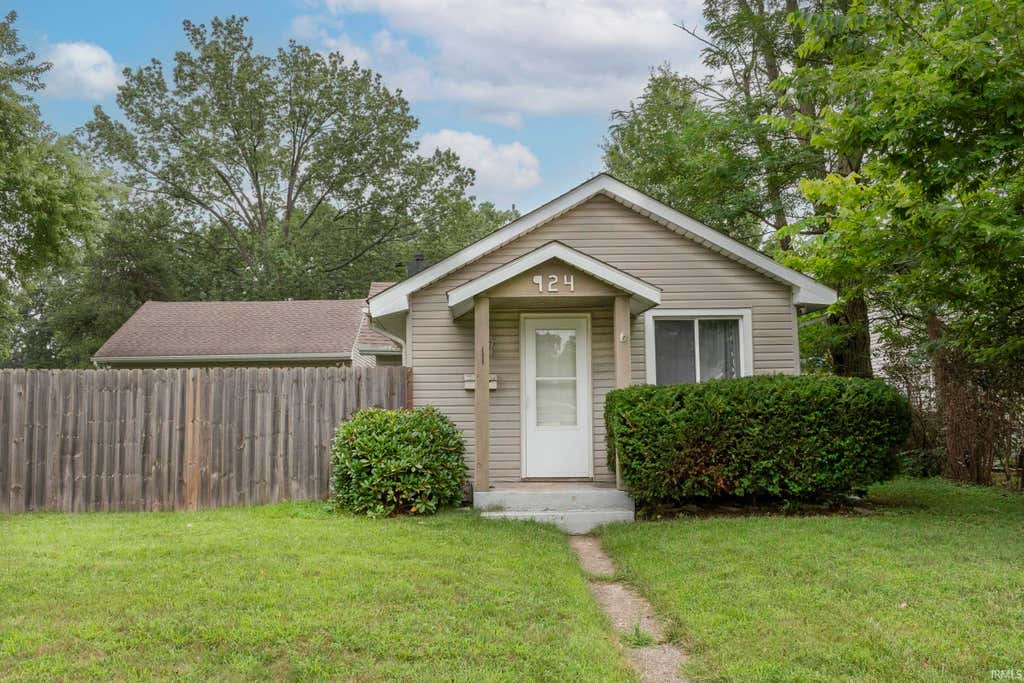 Photo of 924 W Marion Street, Mishawaka, IN 46545 (MLS # 202633169)