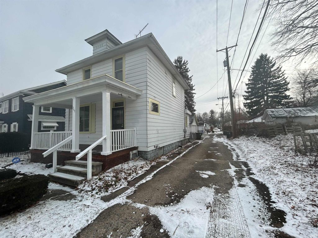 Photo of 345 W Packard Avenue, Fort Wayne, IN 46807 (MLS # 202549935)