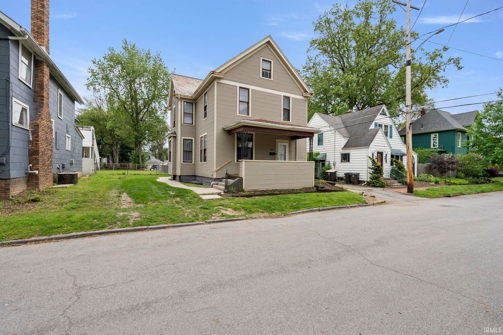 Photo of 1018 Loree Street, Fort Wayne, IN 46805 (MLS # 202601919)