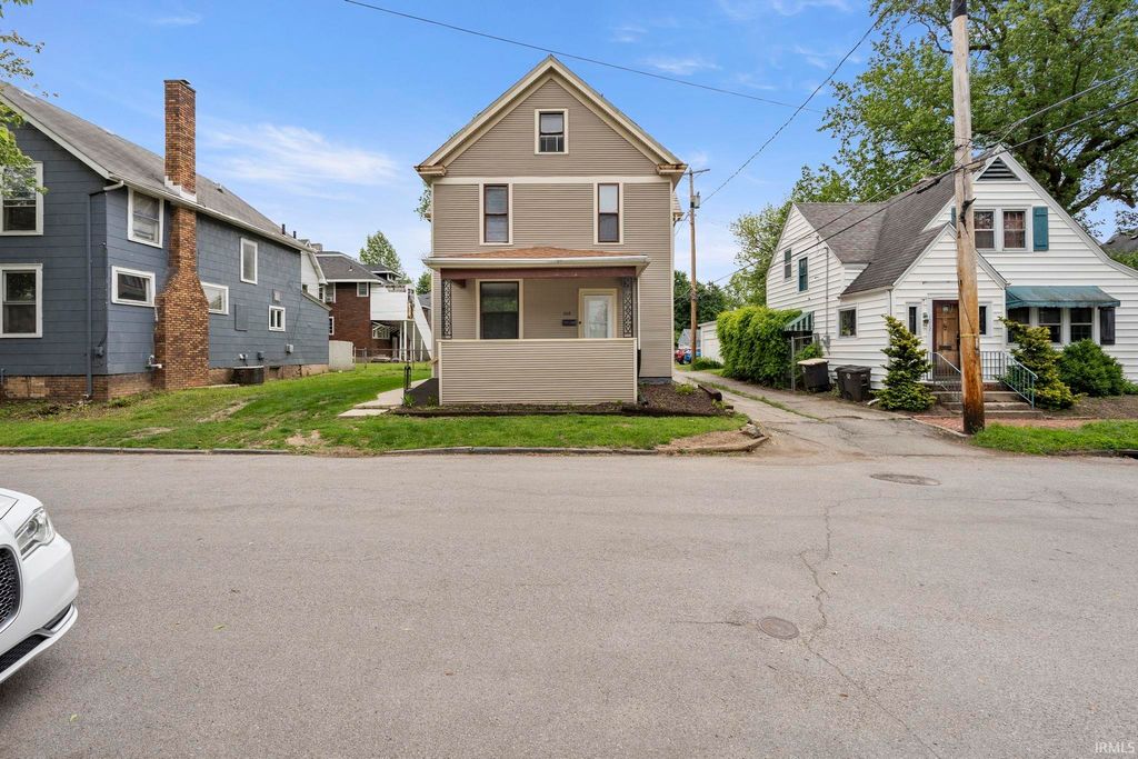 Photo of 1018 Loree Street, Fort Wayne, IN 46805 (MLS # 202601919)
