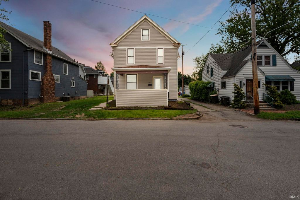 Photo of 1018 Loree Street, Fort Wayne, IN 46805 (MLS # 202601919)