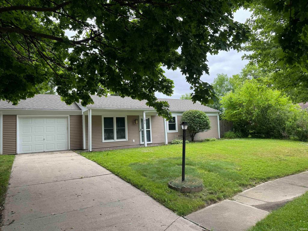 Photo of 7824 Greenbank Court, Fort Wayne, IN 46815 (MLS # 202624690)