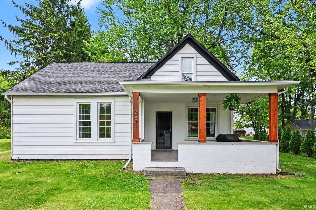 Photo of 307 S Maple Street, Pierceton, IN 46562 (MLS # 202618963)