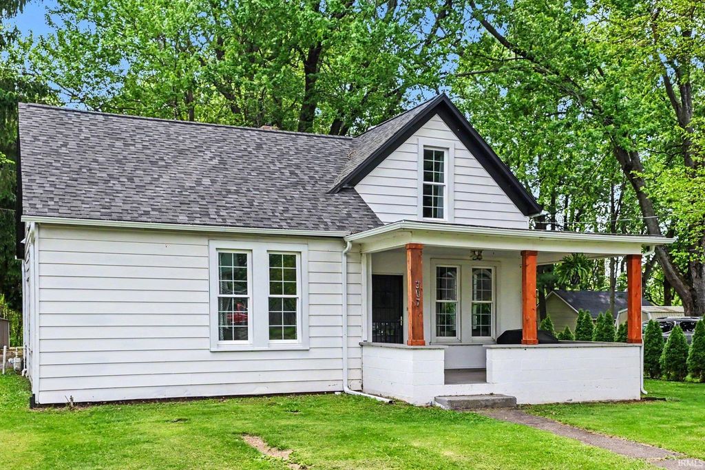 Photo of 307 S Maple Street, Pierceton, IN 46562 (MLS # 202618963)