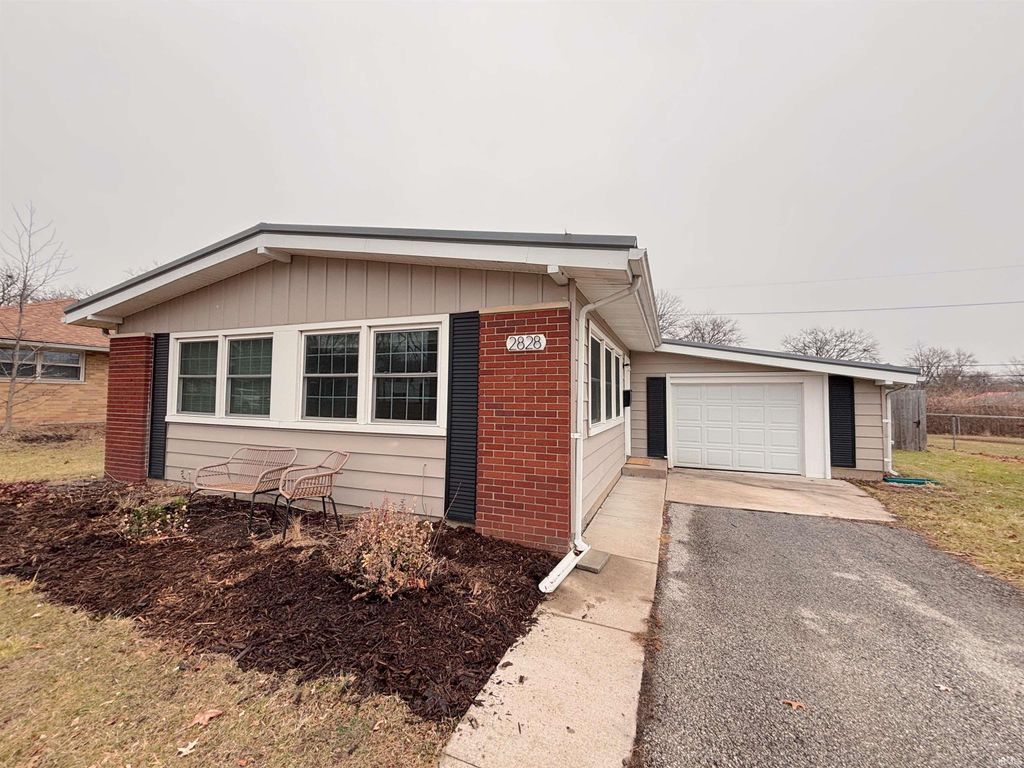 Photo of 2828 Barnhart Avenue, Fort Wayne, IN 46805 (MLS # 202549724)