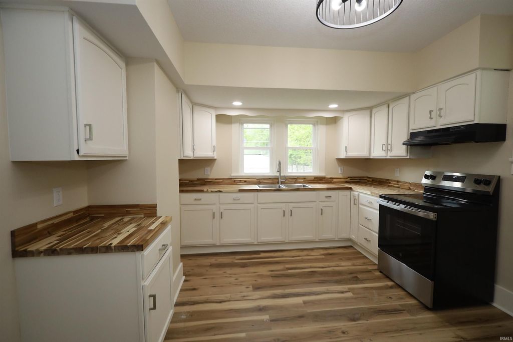 Photo of 901 Forest Avenue, Fort Wayne, IN 46805 (MLS # 202617890)