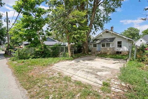 Tiny photo for 515 W Jackson Street, Kokomo, IN 46901 (MLS # 202529338)