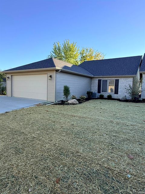 Photo of 8045 Harrisburg Lane, Fort Wayne, IN 46835 (MLS # 202537153)