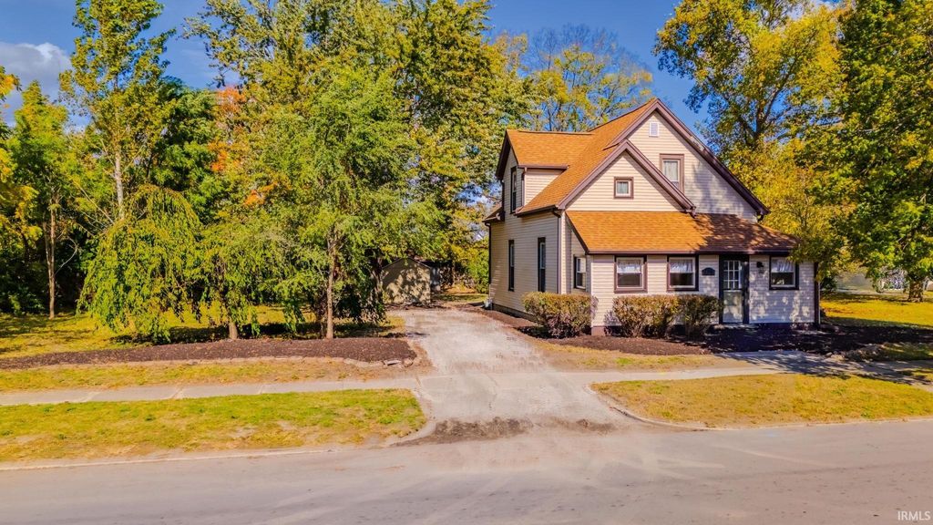 Photo of 195 E Highland Avenue, Marion, IN 46952 (MLS # 202542772)