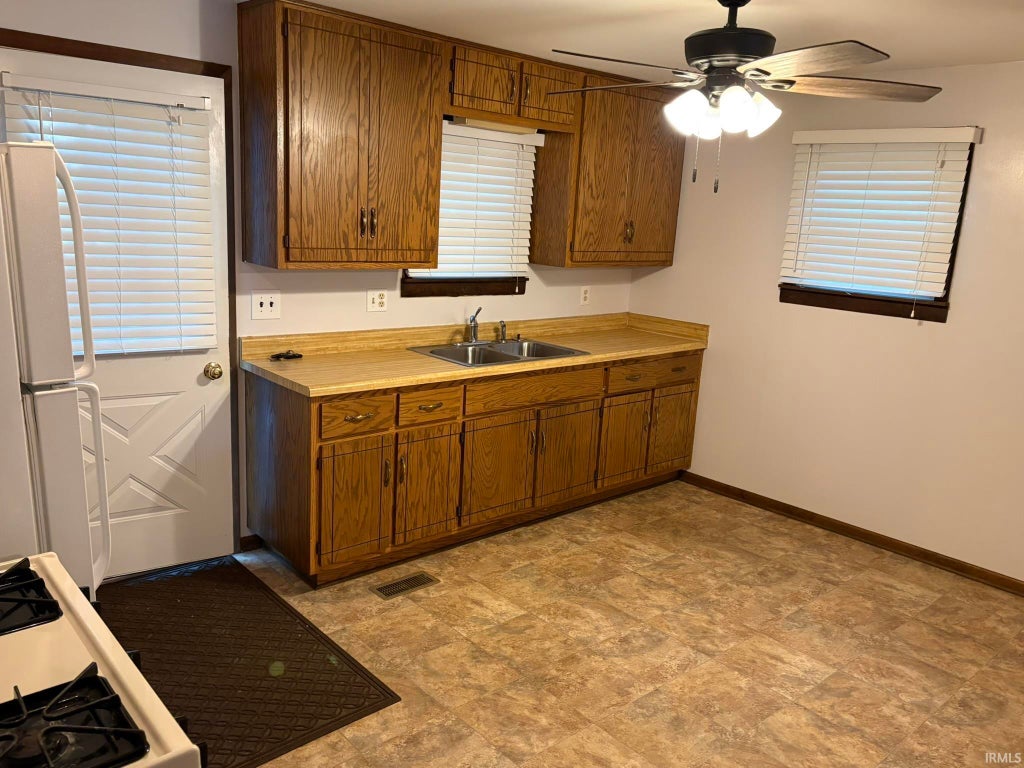 Photo of 10535 Hillview Drive, Evansville, IN 47720 (MLS # 202641872)