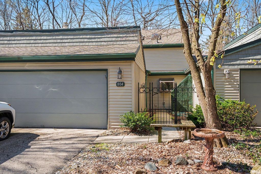 Photo of 804 E Trailridge Drive, Mishawaka, IN 46544 (MLS # 202612023)