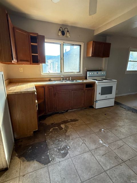 Tiny photo for 916 W Virginia Avenue, Kokomo, IN 46902 (MLS # 202542191)