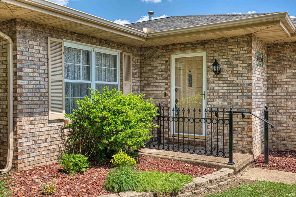 Photo of 3802 Maxwell Court, Evansville, IN 47715 (MLS # 202616390)