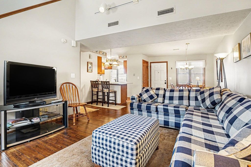 Photo of 1514 N Oakhill Drive, South Bend, IN 46637 (MLS # 202603201)