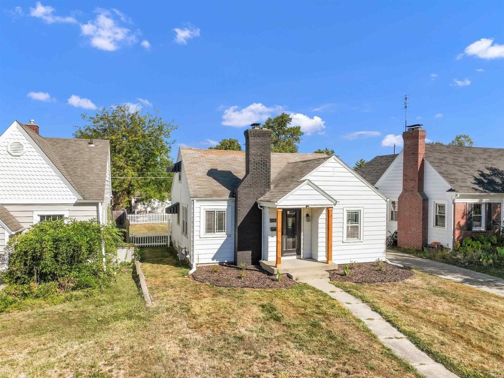 Photo of 2029 Glenwood Avenue, Fort Wayne, IN 46805 (MLS # 202540171)