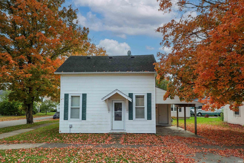 Photo of 211 N Calhoun Street, South Whitley, IN 46787 (MLS # 202642873)