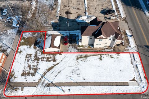 Photo of 326 W Franklin Street, Elkhart, IN 46516 (MLS # 202548965)