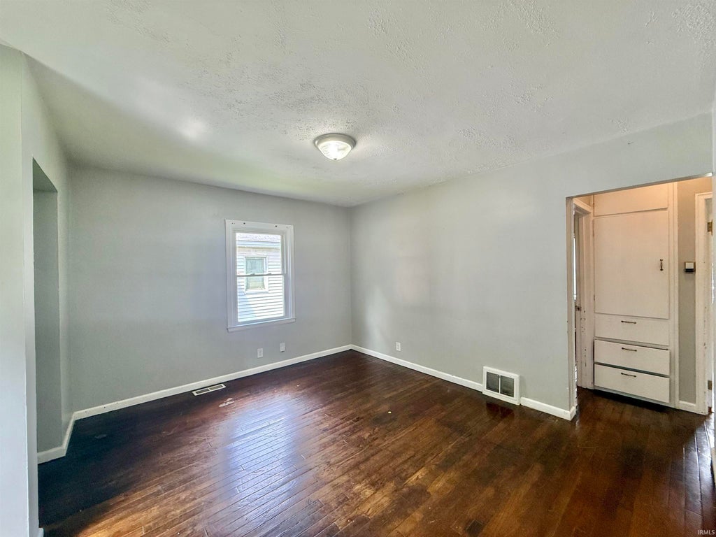 Photo of 1040 Covert Avenue, Evansville, IN 47714 (MLS # 202634220)