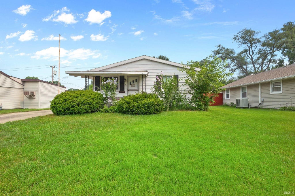 Photo of 412 E Edgar Avenue, Mishawaka, IN 46545 (MLS # 202629755)