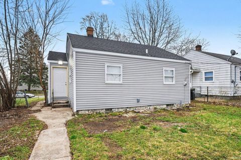 Tiny photo for 2105 S Taylor Street, South Bend, IN 46613 (MLS # 202609686)