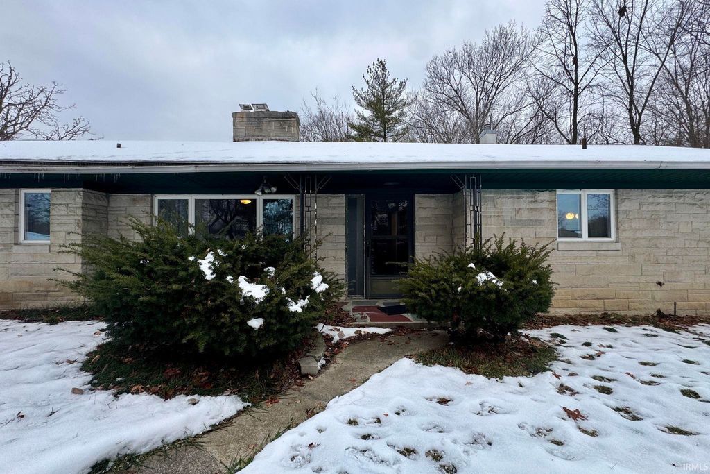 Photo of 7445 N Clinton Street, Fort Wayne, IN 46825 (MLS # 202548789)