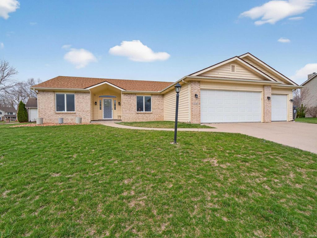 Photo of 11203 Glenbarr Drive, Fort Wayne, IN 46818 (MLS # 202610144)