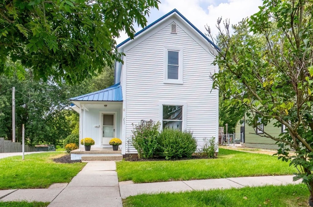 Photo of 257 Center Street, Auburn, IN 46706 (MLS # 202635101)