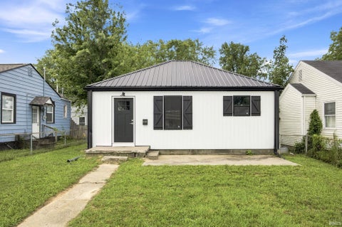Tiny photo for 619 W Jackson Street, Kokomo, IN 46901 (MLS # 202629515)