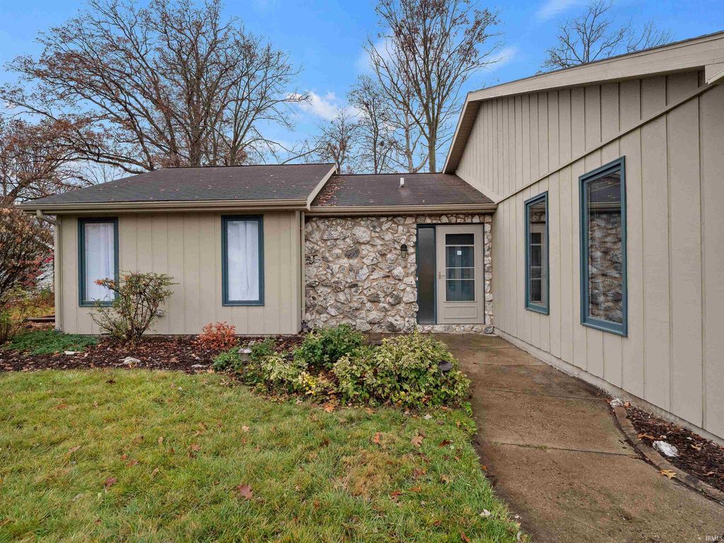 Photo of 2103 Skyhawk Drive, Fort Wayne, IN 46815 (MLS # 202547473)