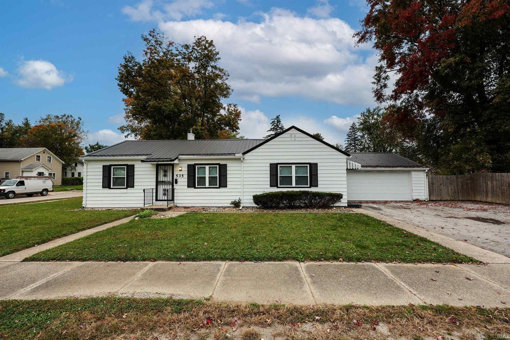 Photo of 535 E Sherwood Terrace, Fort Wayne, IN 46806 (MLS # 202643279)