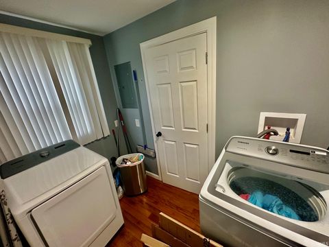 Tiny photo for 1001 E Broadway Street, Kokomo, IN 46901 (MLS # 202538338)