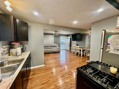 Tiny photo for 1001 E Broadway Street, Kokomo, IN 46901 (MLS # 202538338)