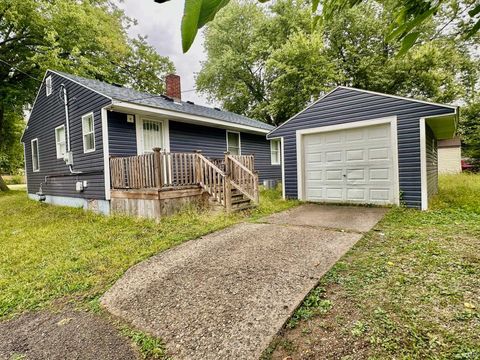 Tiny photo for 1001 E Broadway Street, Kokomo, IN 46901 (MLS # 202538338)