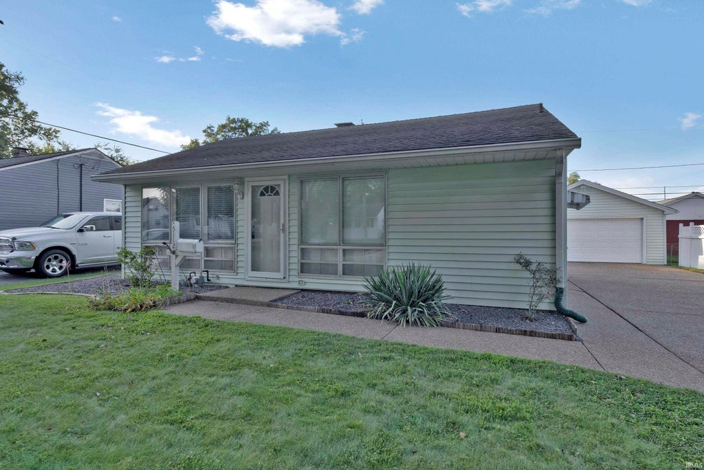 Photo of 5112 Graham Avenue, Evansville, IN 47715 (MLS # 202631274)