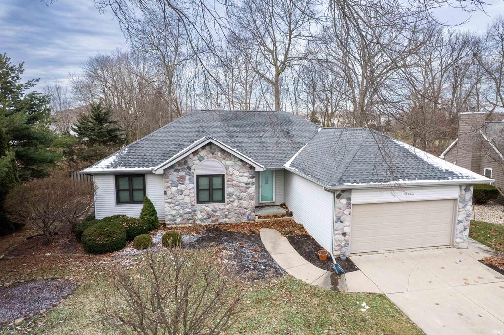 Photo of 10703 Oak Crossing Xing, Fort Wayne, IN 46845 (MLS # 202600538)