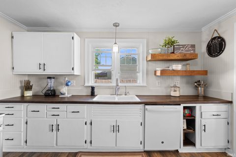 Tiny photo for 203 N Oakland Avenue, Nappanee, IN 46550 (MLS # 202618640)