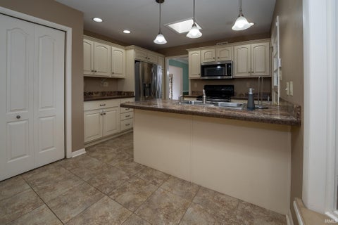 Tiny photo for 200 Royal Avenue, Evansville, IN 47715 (MLS # 202630837)