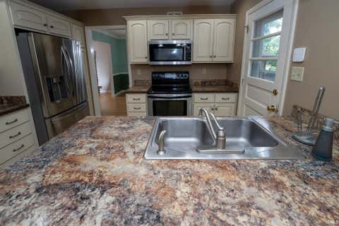 Tiny photo for 200 Royal Avenue, Evansville, IN 47715 (MLS # 202630837)