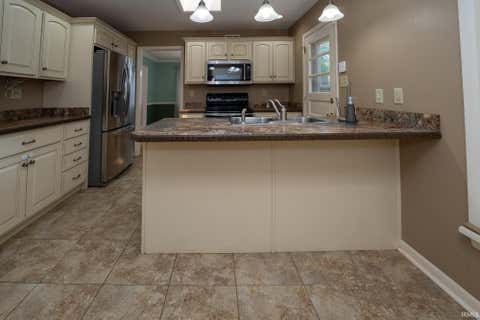 Tiny photo for 200 Royal Avenue, Evansville, IN 47715 (MLS # 202630837)