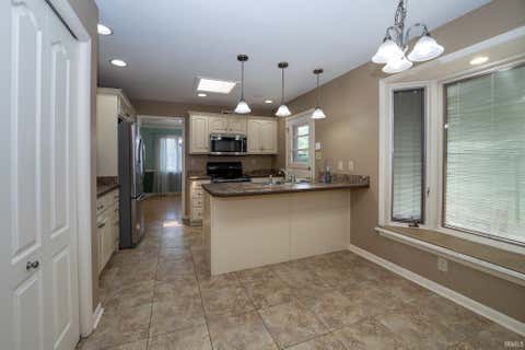 Tiny photo for 200 Royal Avenue, Evansville, IN 47715 (MLS # 202630837)