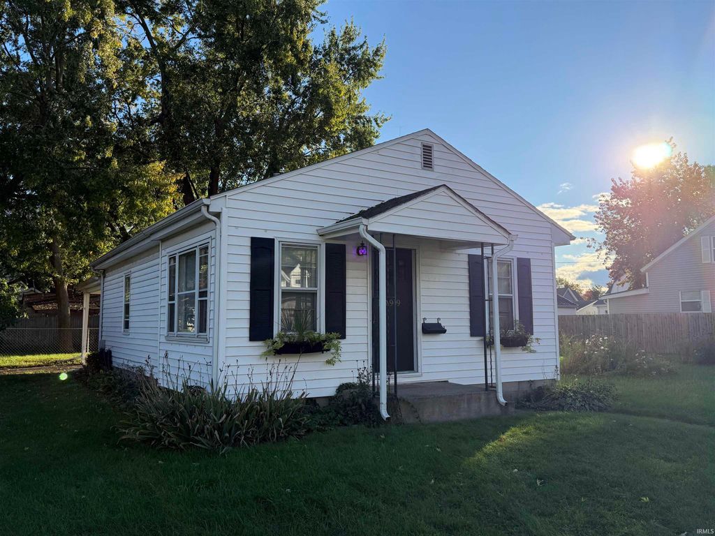 Photo of 909 E Lawrence Street, Mishawaka, IN 46545 (MLS # 202543360)