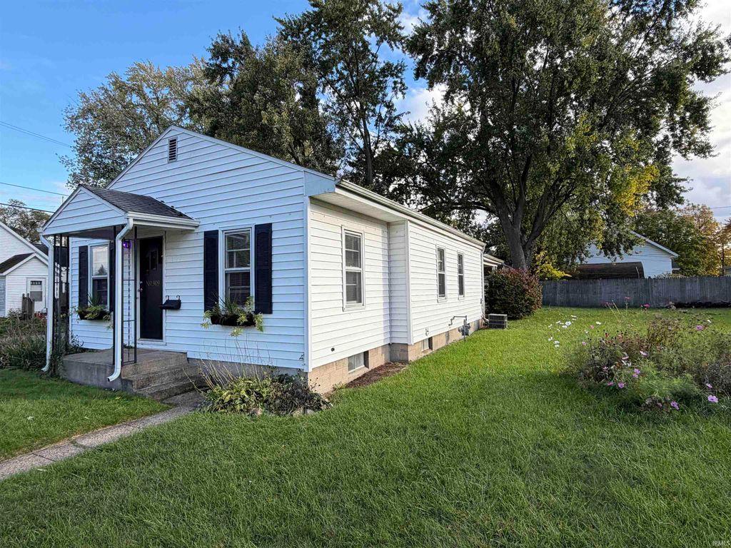Photo of 909 E Lawrence Street, Mishawaka, IN 46545 (MLS # 202543360)