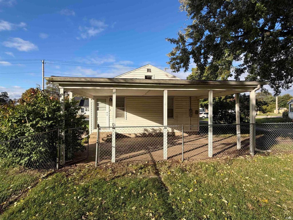 Photo of 909 E Lawrence Street, Mishawaka, IN 46545 (MLS # 202543360)