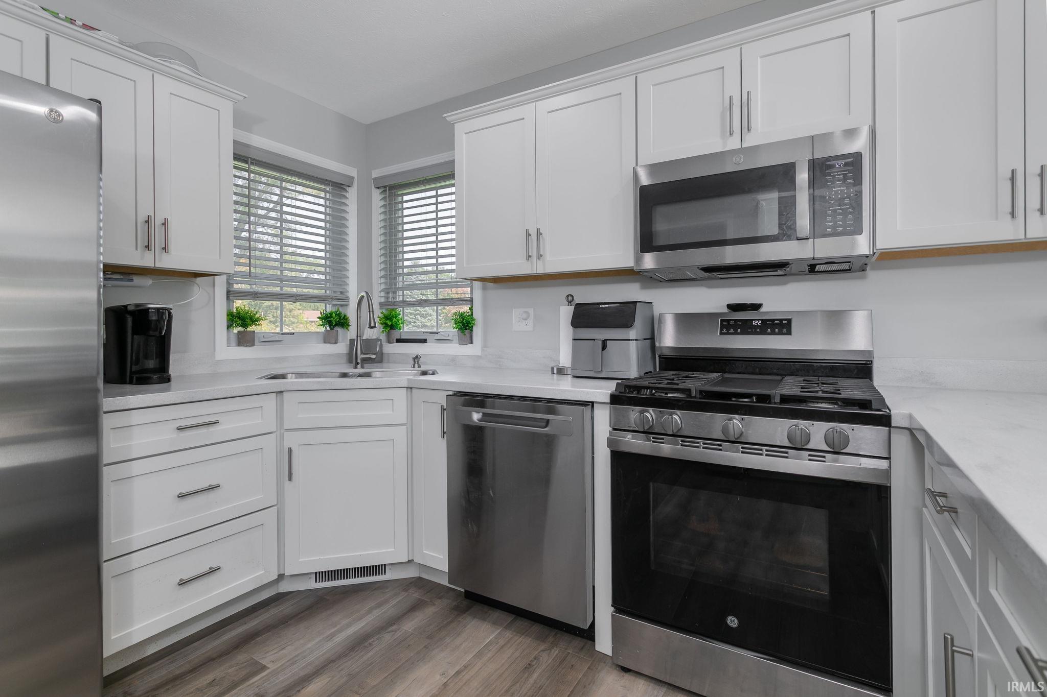 Mishawaka, Indiana 46545, United States, 4 Bedrooms Bedrooms, ,3 BathroomsBathrooms,Residential,Contingent,214843