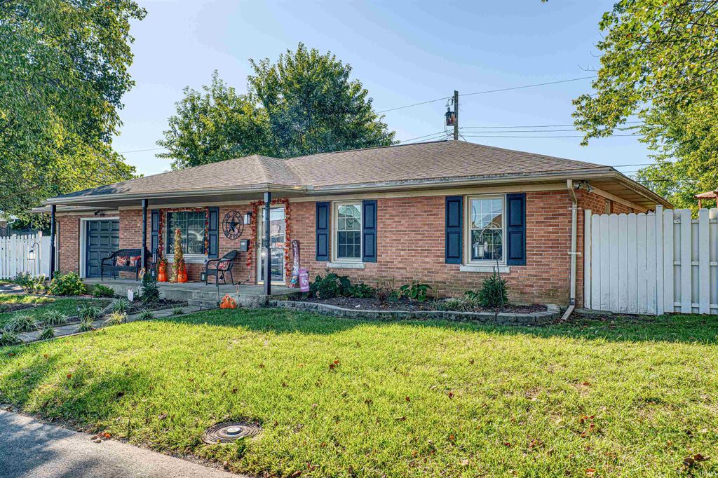 Photo of 718 Davis Drive, Mount Vernon, IN 47620 (MLS # 202610563)