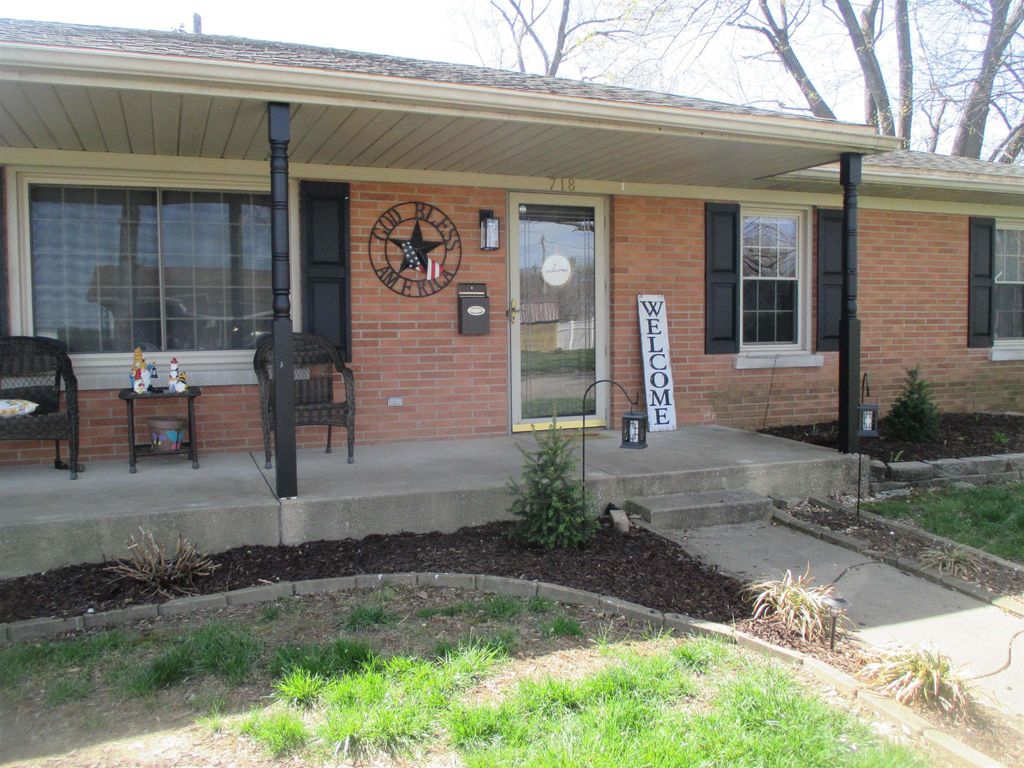 Photo of 718 Davis Drive, Mount Vernon, IN 47620 (MLS # 202610563)