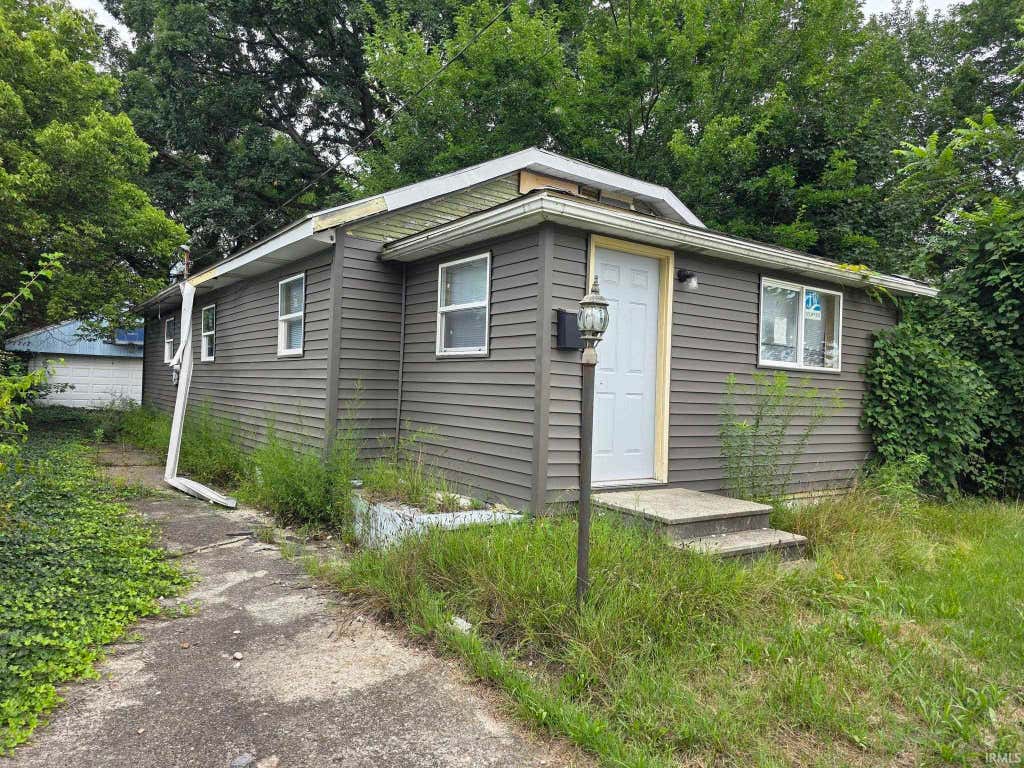 Photo of 1717 ROBINSON Street, South Bend, IN 46613 (MLS # 202634287)