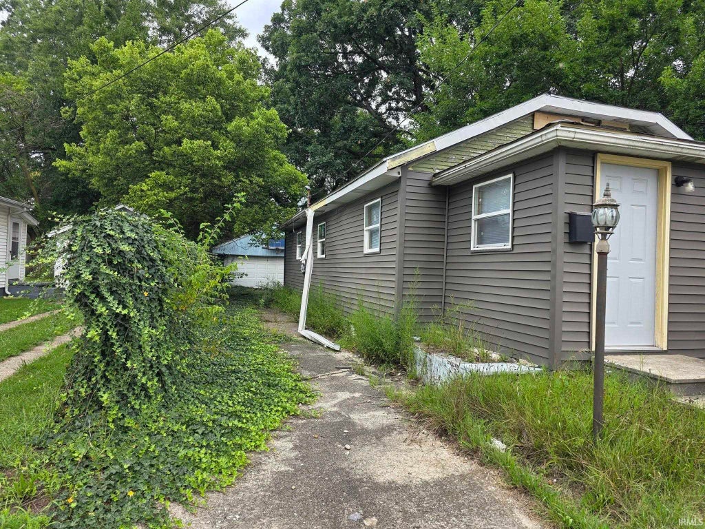 Photo of 1717 ROBINSON Street, South Bend, IN 46613 (MLS # 202634287)